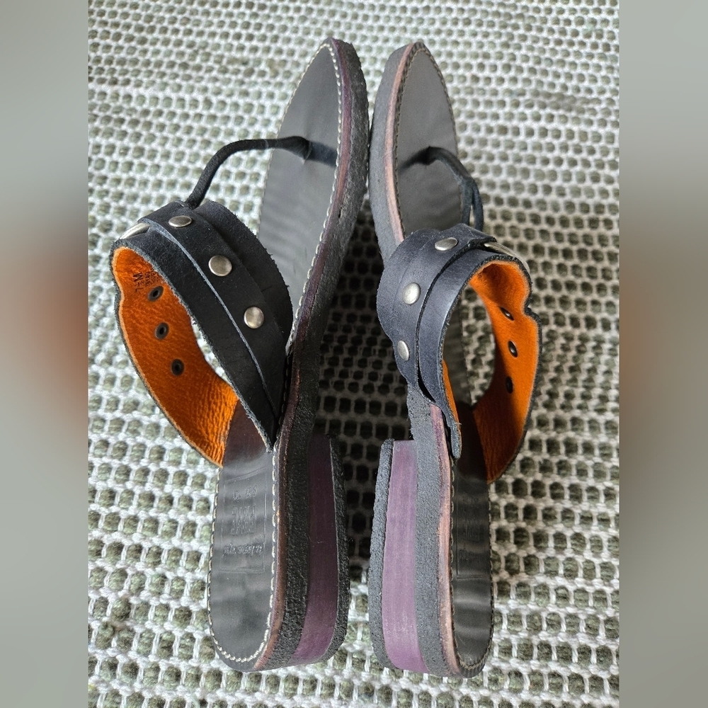 FRYE Riven LEATHER SANDAL Thong 7.5 Southwest Stud Western Coastal Cowgirl EUC
